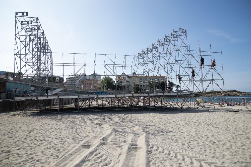 Montaje del escenario de la playa de Riazor