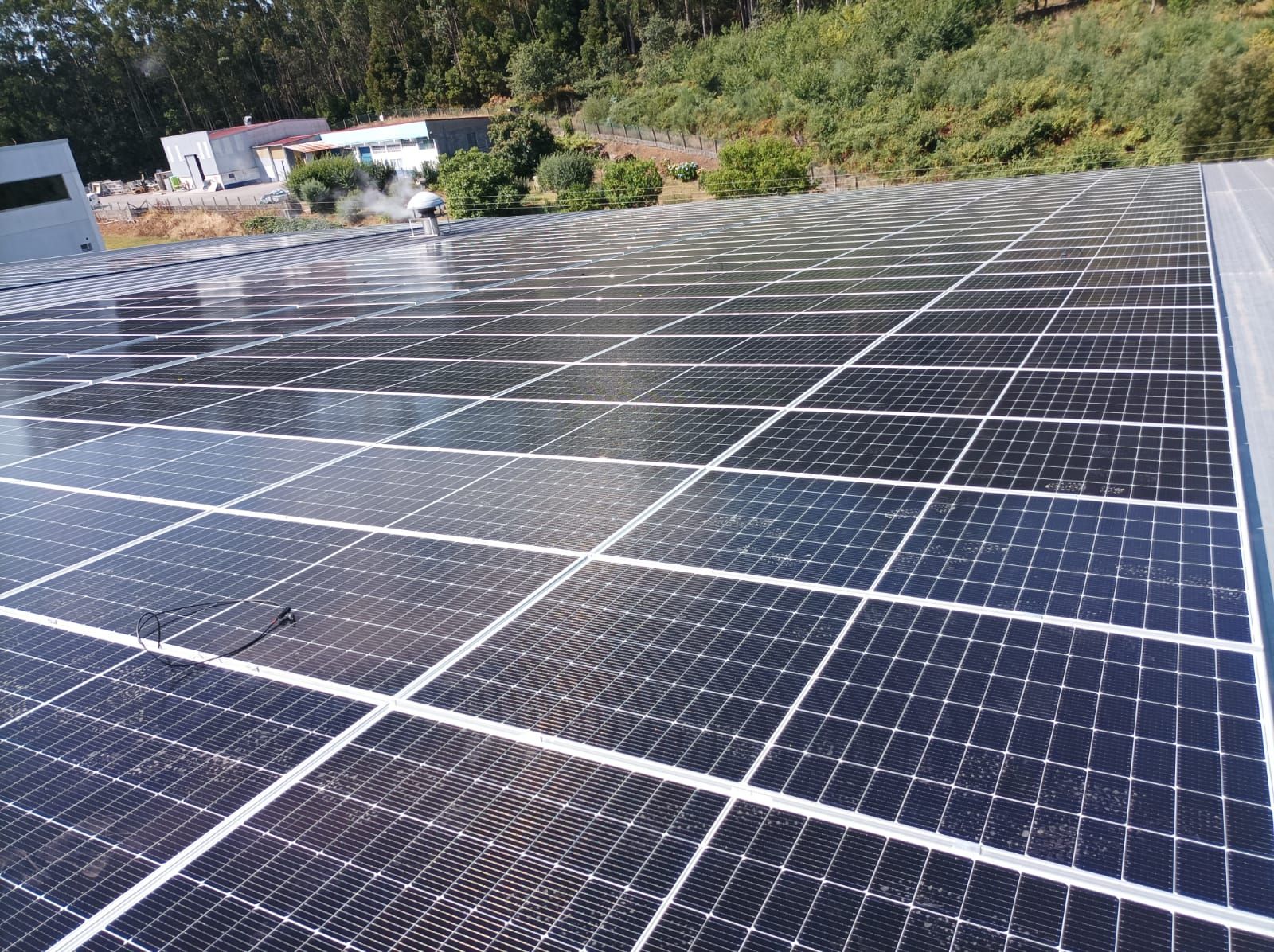 Otra vista del campo fotovoltaico de Lago Paganini en la fábrica de Bueu.