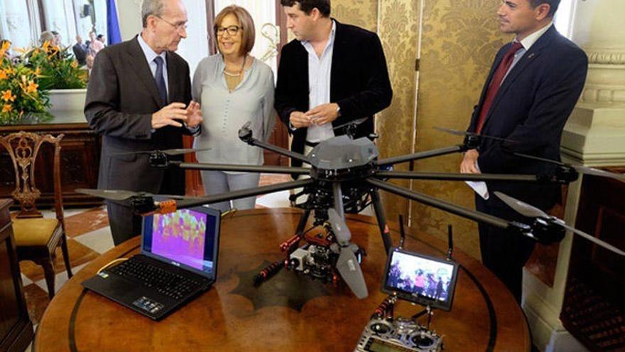 Imagen de la presentación de los drones por parte del alcalde.