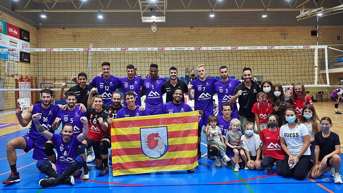 Festejo de los jugadores y cuerpo técnico del ConectaBalear en el Miquel Àngel Nadal. | CV MANACOR