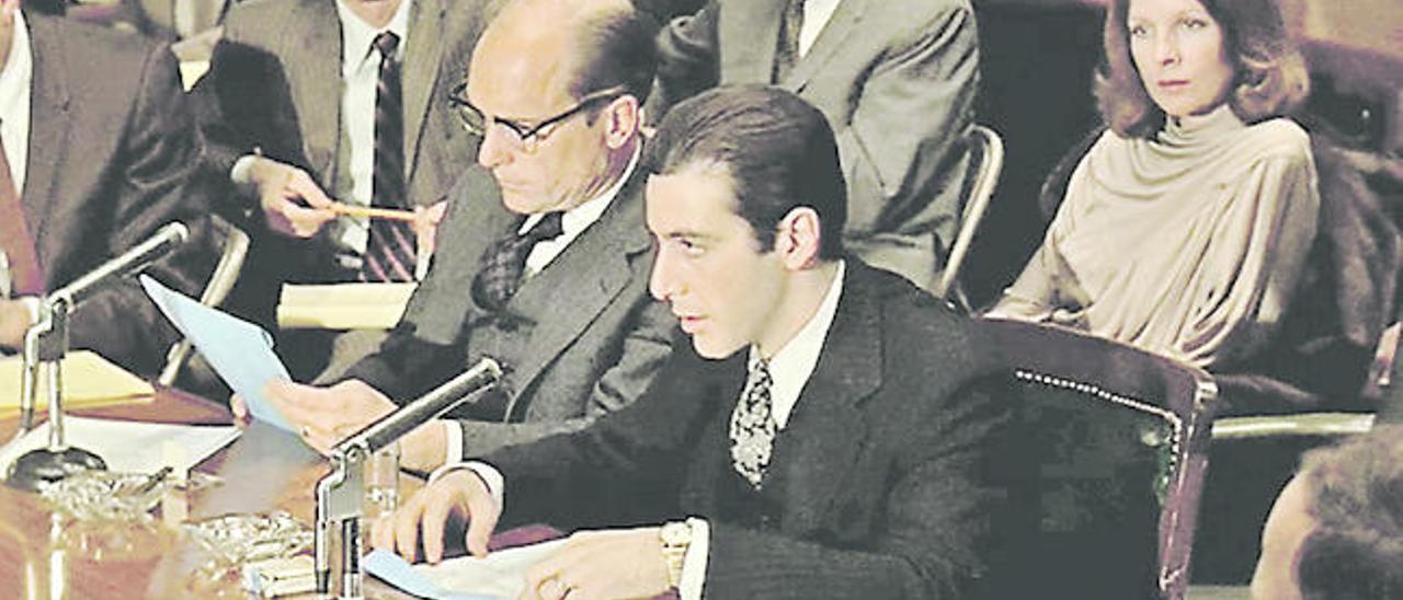 Michael Corleone ante una comisión parlamentaria, en ´El Padrino II´.