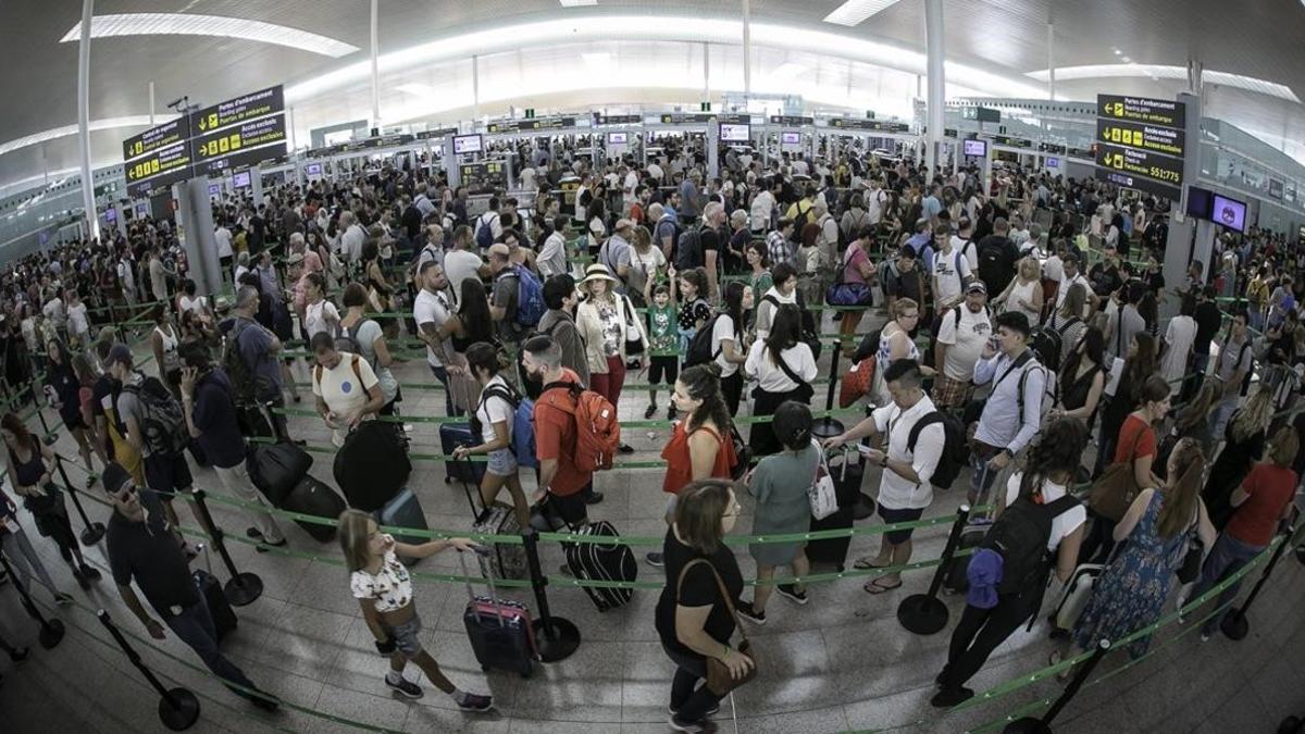 Acceso al filtro de seguridad en el primer día de huelga de vigilantes en el aeropuerto de Barcelona.