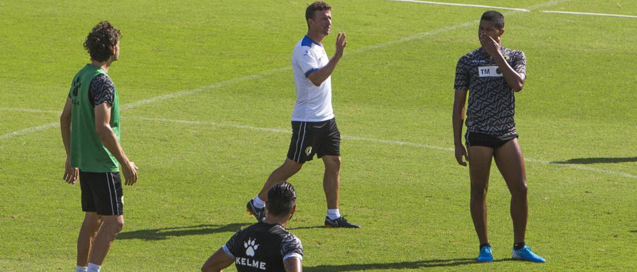 José Vegar da instrucciones durante el entrenamiento del miércoles