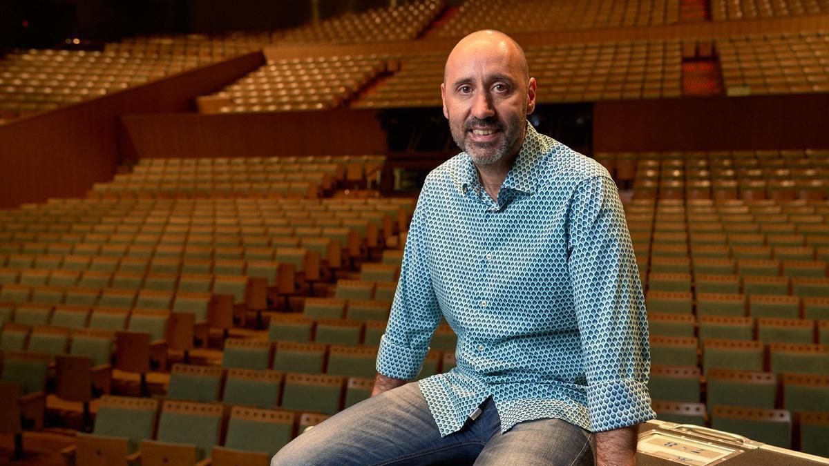 Javier Menéndez, en el patio de butacas del Teatro de la Maestranza.