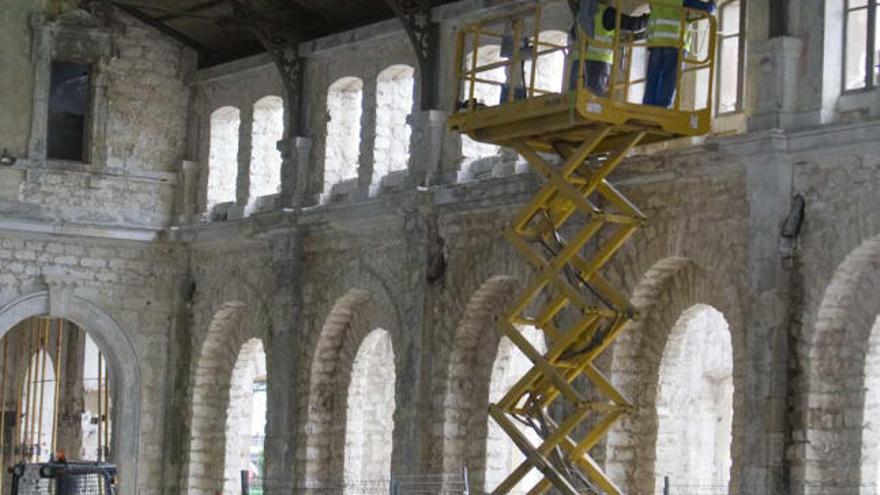 Obras en la antigua estación Benalúa que acogerá la sede de Casa Mediterráneo.