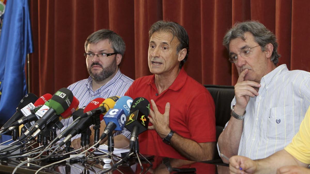 Los diputados electos de IU a la Asamblea de Extremadura, Víctor Casco, Pedro Escobar y Alejandro Nogales, de izquierda a derecha.