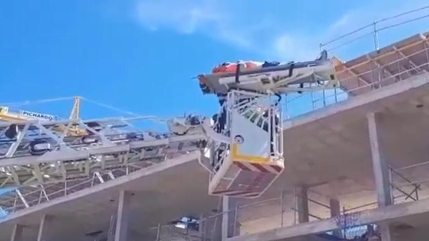 Bomberos rescatan a un trabajador accidentado en Estepona.