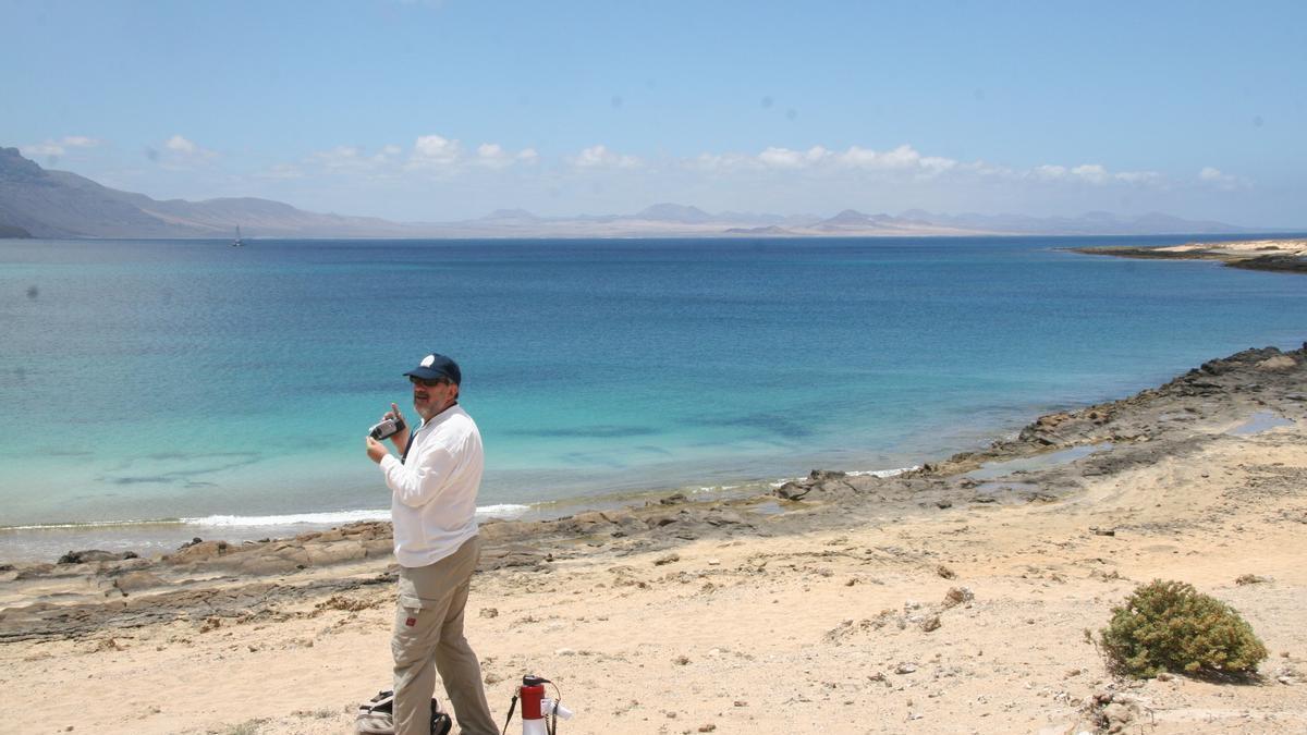 El investigador José Mangas en la playa del Salado en La Graciosa.