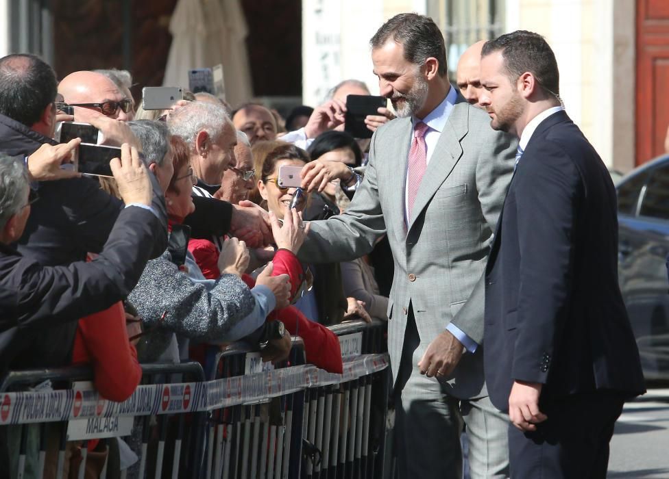 El rey se mostró muy amable con el público alrededor del Palacio de la Aduana, antes y después de su visita al Museo de Málaga.