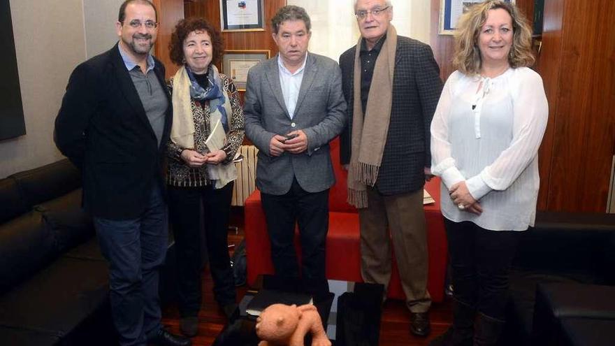 Os representantes da Academia Galega co alcalde e a concelleira de Cultura. // Rafa Vázquez