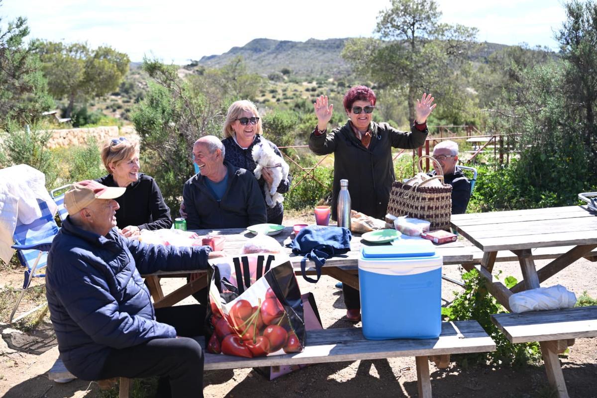 Familias celebran la mona en el Pantano de Elche y demandan mejoras en el paraje