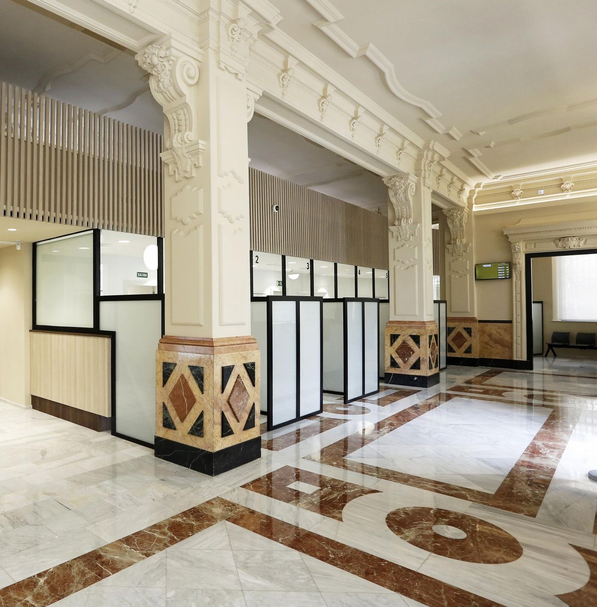 Interior de la emblemática oficina de CrediMonte en Valencia.