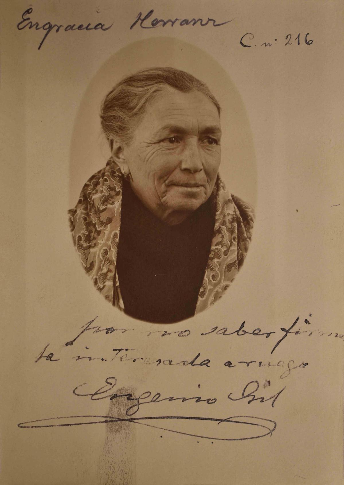 Retrato de Engracia Herranz Esteban, moza encargada del servicio de retretes. 1905-1907. Fotografía: José Irigoyen Zabaleta. Plata en gelatina.