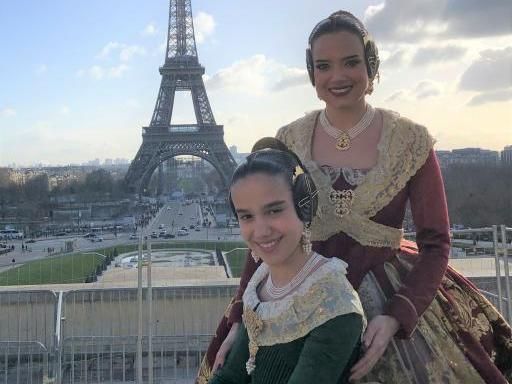 Marina y Sara, en la fiesta fallera de París.