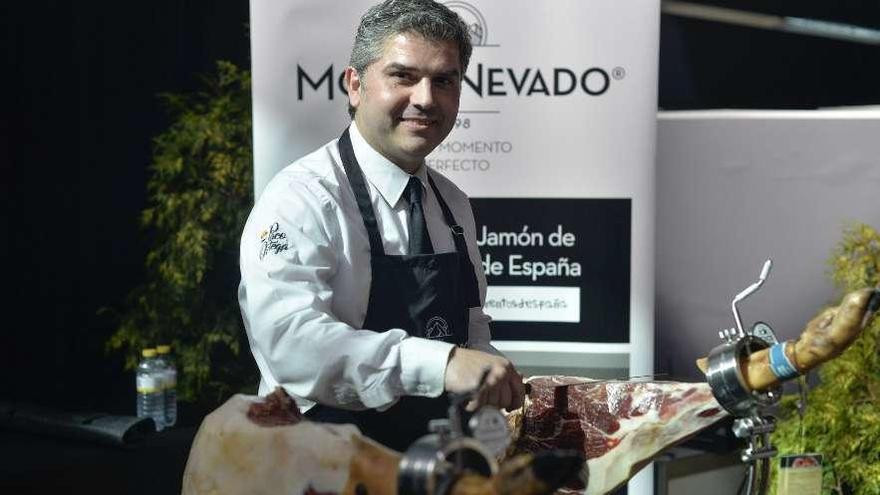 Paco Ortega, ayer, nada más recibir el primer premio del Concurso nacional de corte de jamón Salenor 2019.