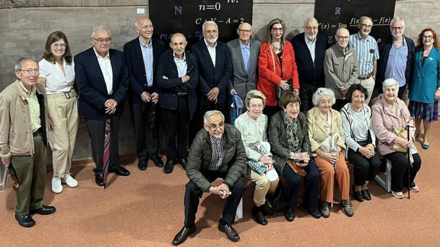 Foto de familia da promoción do 70 de Matemáticas da USC