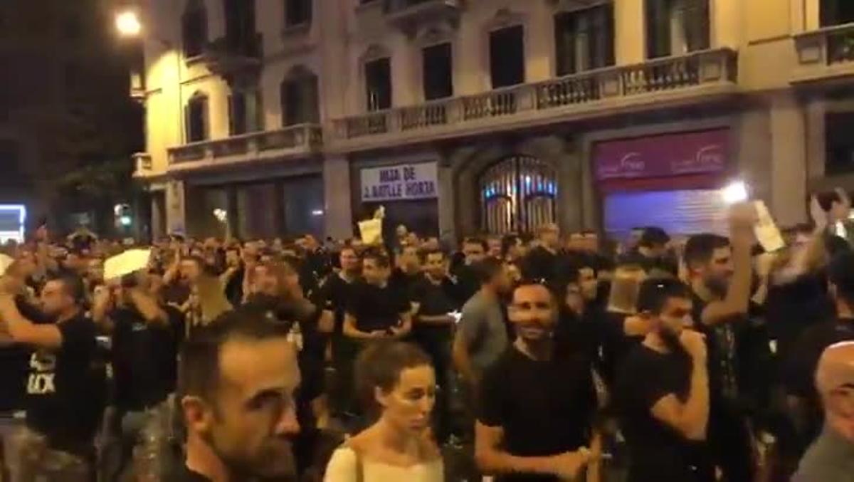 aplaudiments-daagents-dels-mossos-quan-la-manifestaci-passa-pel-davant-de-la-comissaria-de-policia-a-la-via-laietana-de-barcelona