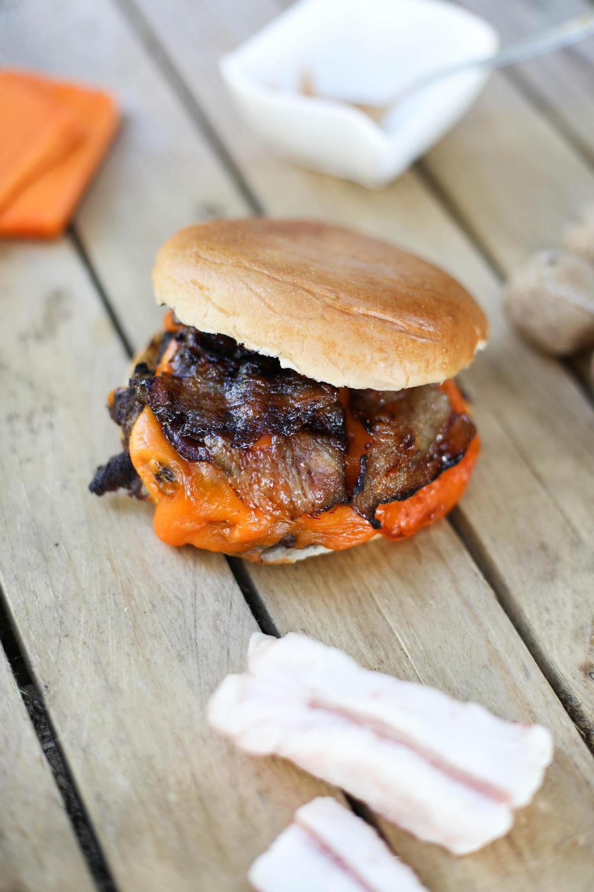 BaconJuancheeseburguer, la mejor hamburguesa de España, que se sirve en el Mercado de Alonso Cano en Chamberí