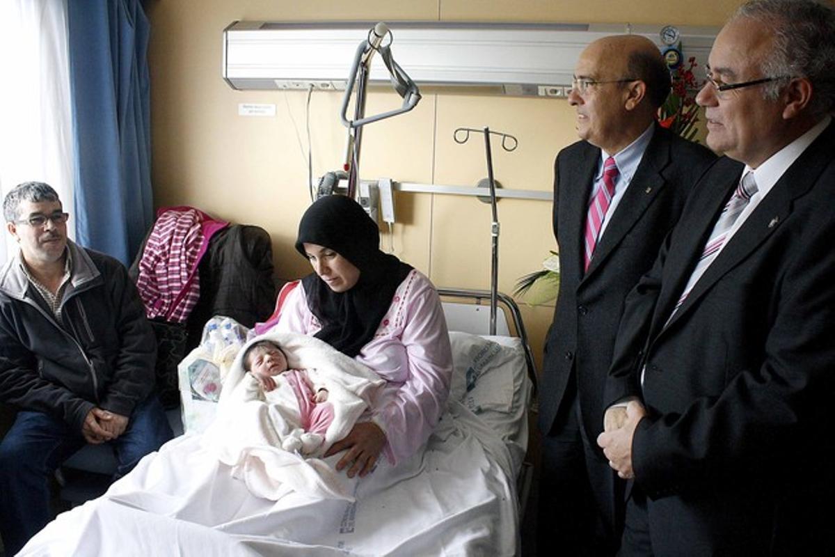 Els pares de Jasmine, la primera catalana del 2011, han rebut la visita del conseller de Salut, Boi Ruiz (al fons) i de l’alcalde de Mataró, Joan Antoni Baron (en primer terme), aquest dissabte a l’Hospital de Mataró.