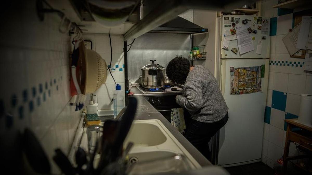 Una mujer prepara la comida en una cocina.