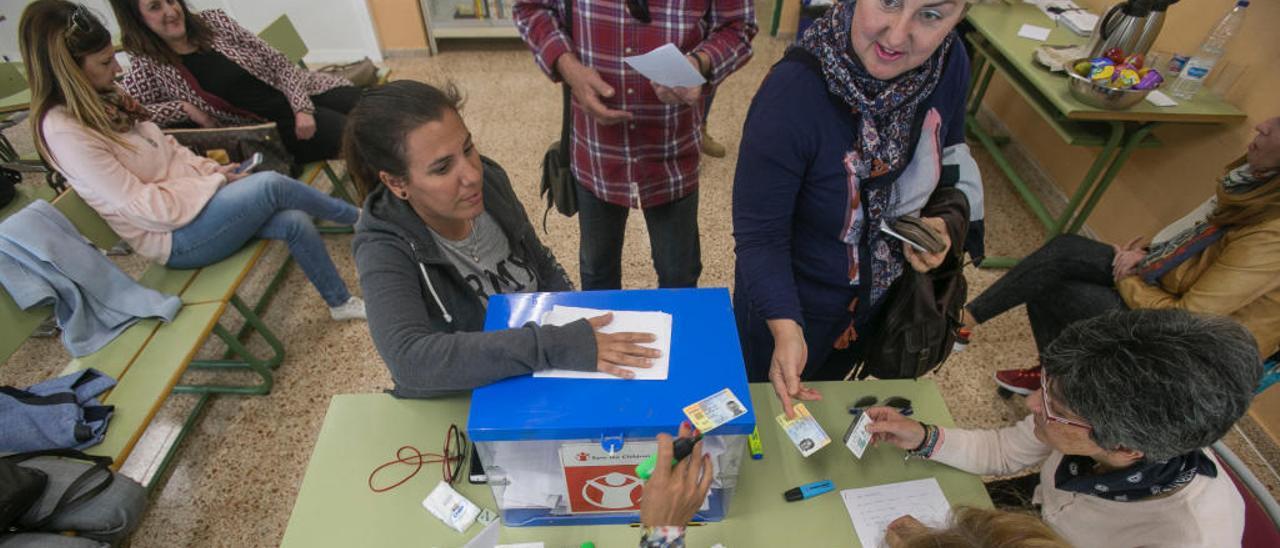 Votación sobre el cambio de horario escolar en un centro de la provincia.