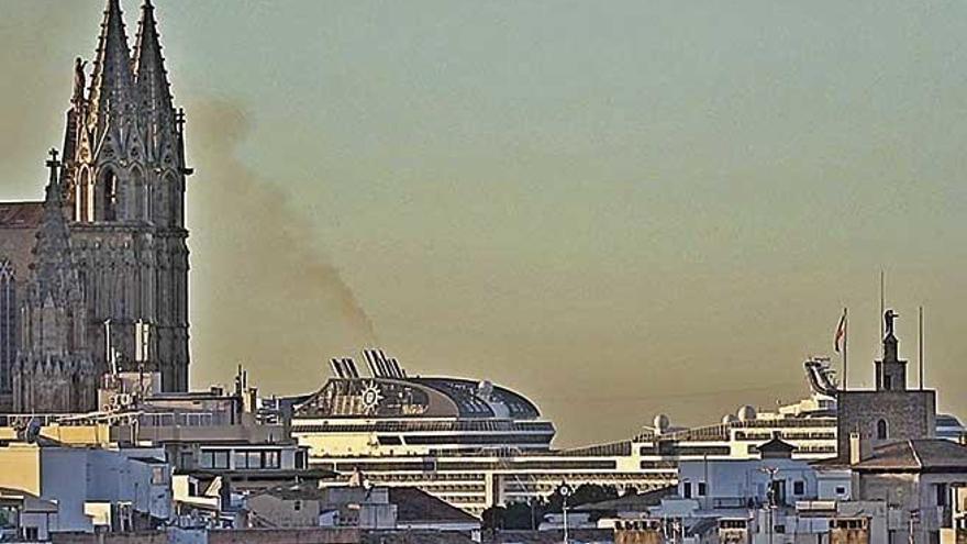 La huella que dejan los cruceros en el puerto de Palma.