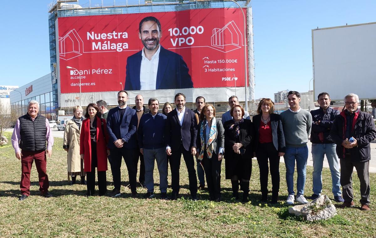 El PSOE, junto al cartel que anuncia su promesa de construir 10.000 VPO.