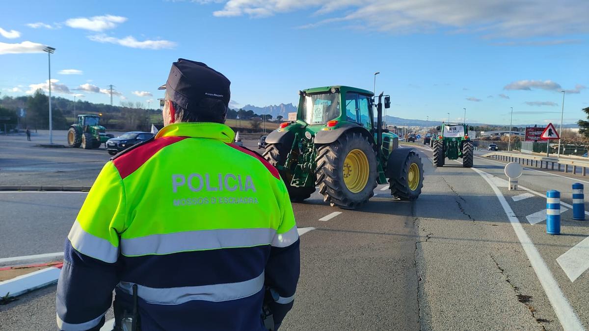 Tractors del Bages i el Berguedà marxen per la C-16 cap a Barcelona per celebrar el segon aniversari de la Revolta Pagesa