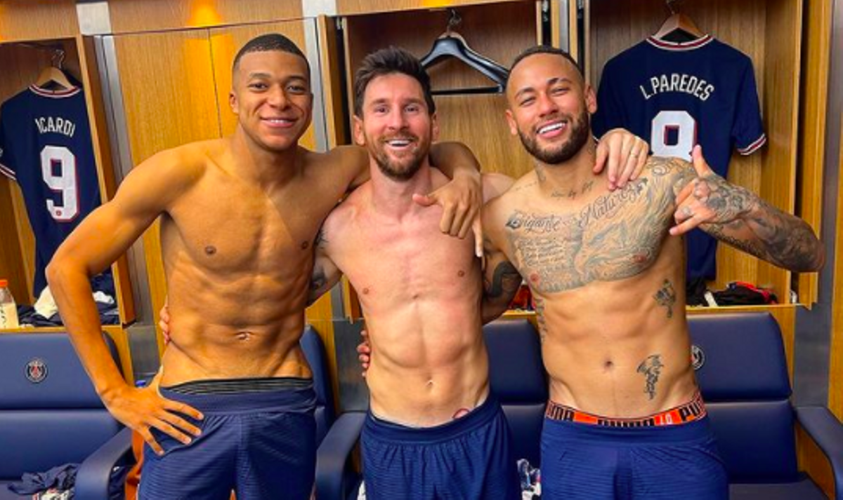 Mbappé, Messi y Neymar, tras el 2-0 al City en el vestuario del Parque de los Príncipes parisino.