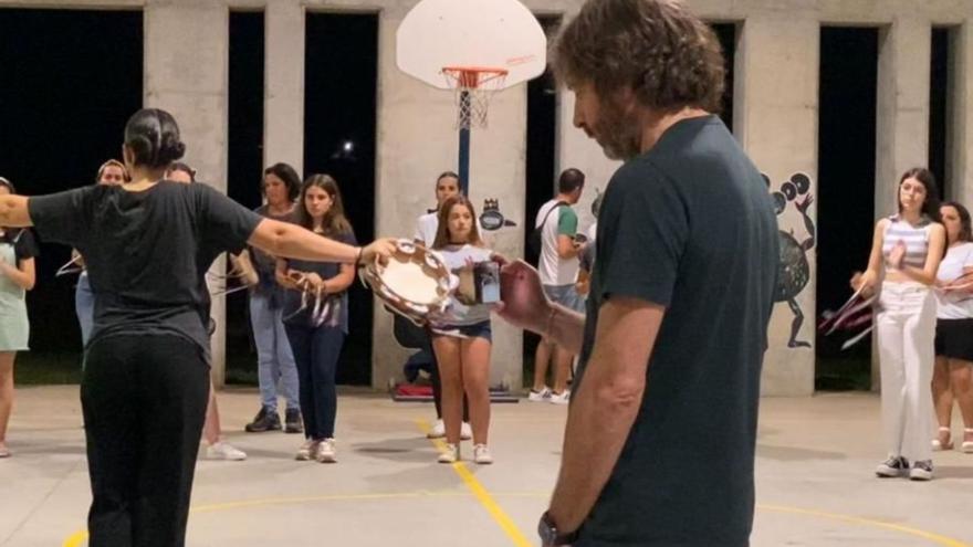 El cineasta Daniel Sánchez Arévalo durante una reciente visita a Mos para ver y conocer cómo son los ensayos de las rondallas.