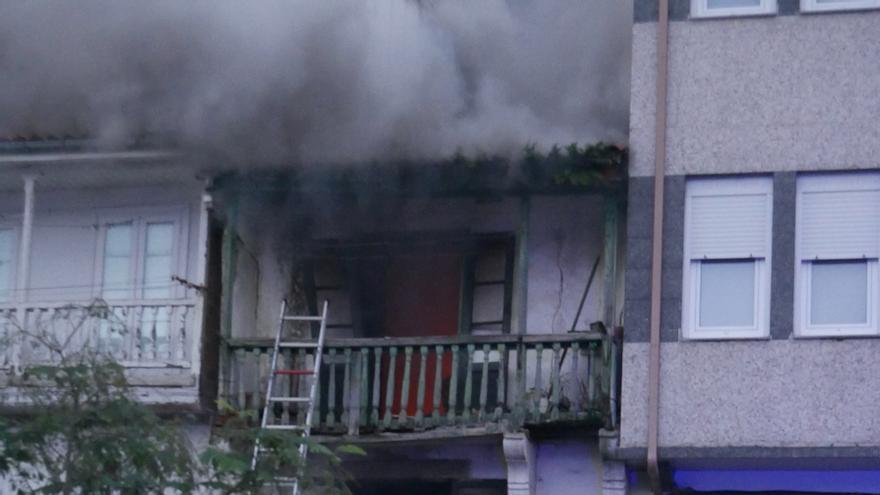 Las inundaciones en Betanzos provocan un cortocircuito en un edificio que acaba en incendio