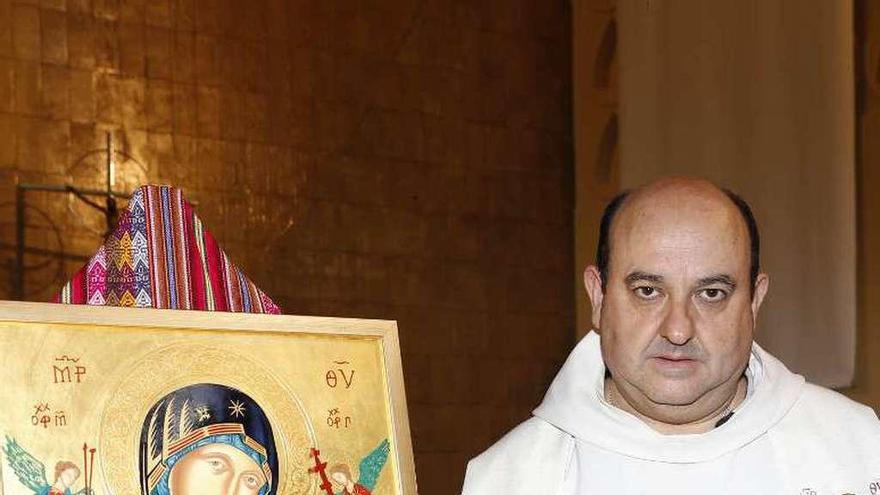 El párroco Jesús Casas, con el icono bendecido por el Papa. // R.G.