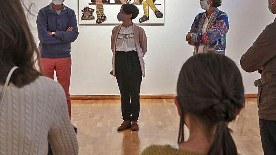 Gabriela Méndez, en el centro, en la presentación de la muestra.