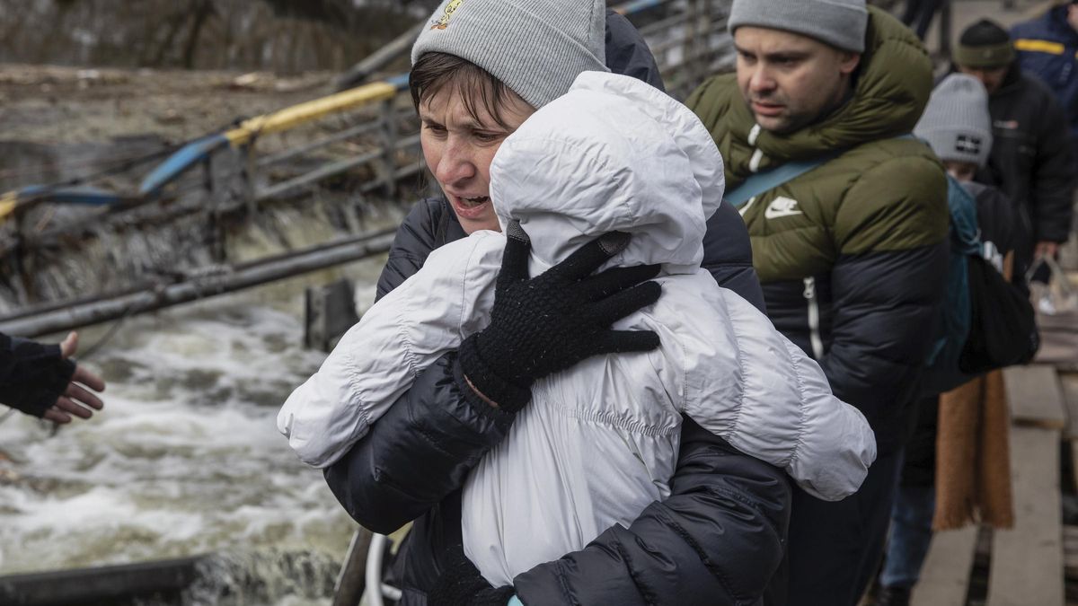 Refugiados tratan de huir de la ciudad ucraniana de Irpin.