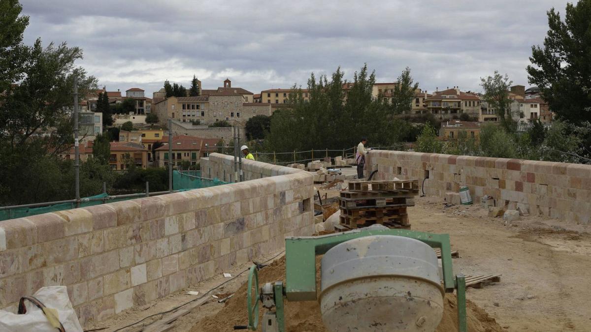 Trabajadores intervienen en la actual obra de remodelación del viaducto.
