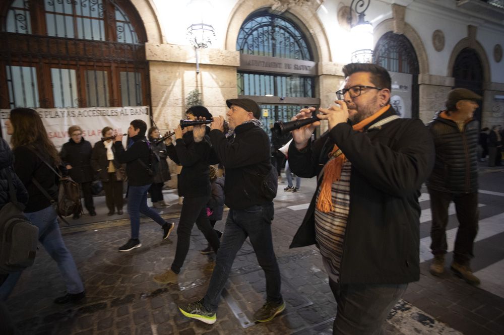 Sant Antoni arranca en Sagunt con la tradicional Plantà del Pi