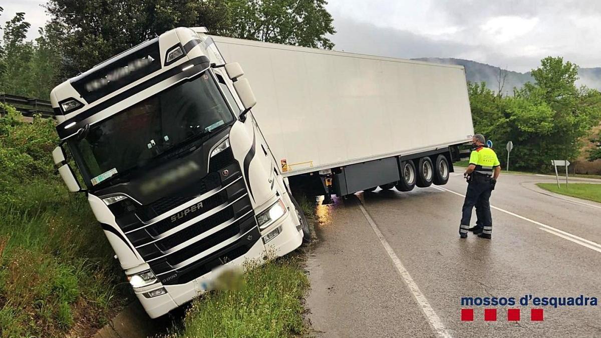 El camió, en mig de la carretera, després d&#039;accidentar-se.