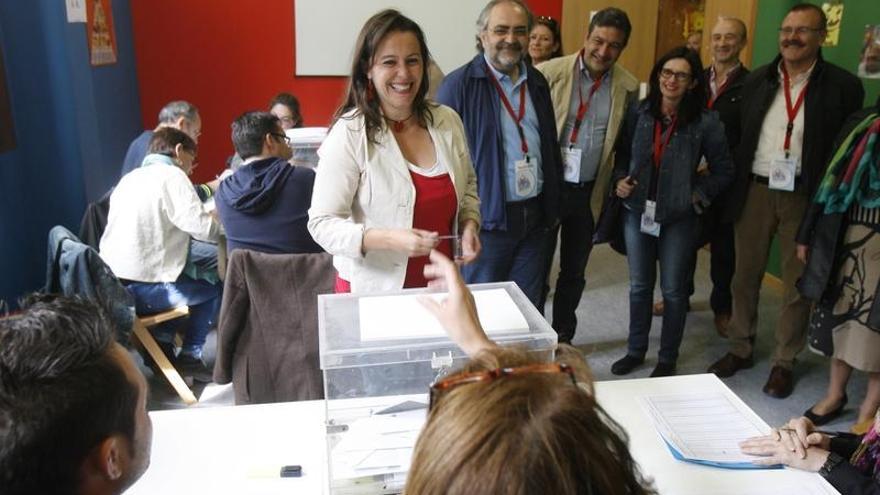 Ana Miranda votando ayer en Bouzas.