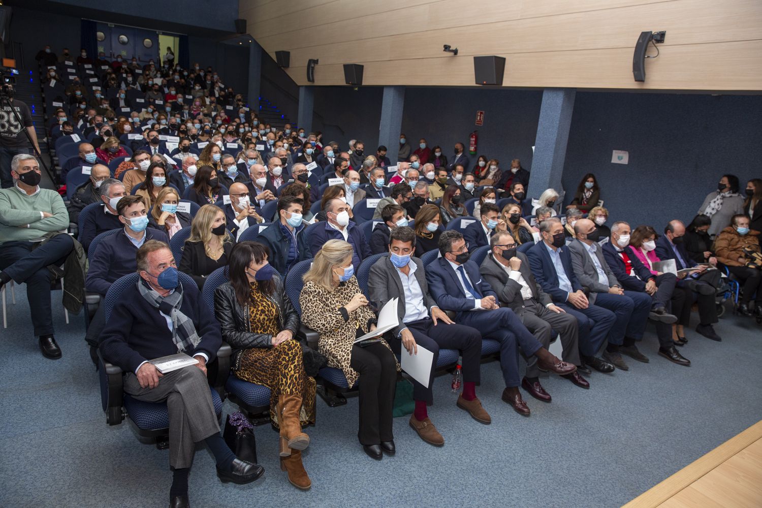 Toni Cabot presenta en el Club INFORMACIÓN el libro en el que plasma los perfiles de 40 personalidades de Alicante