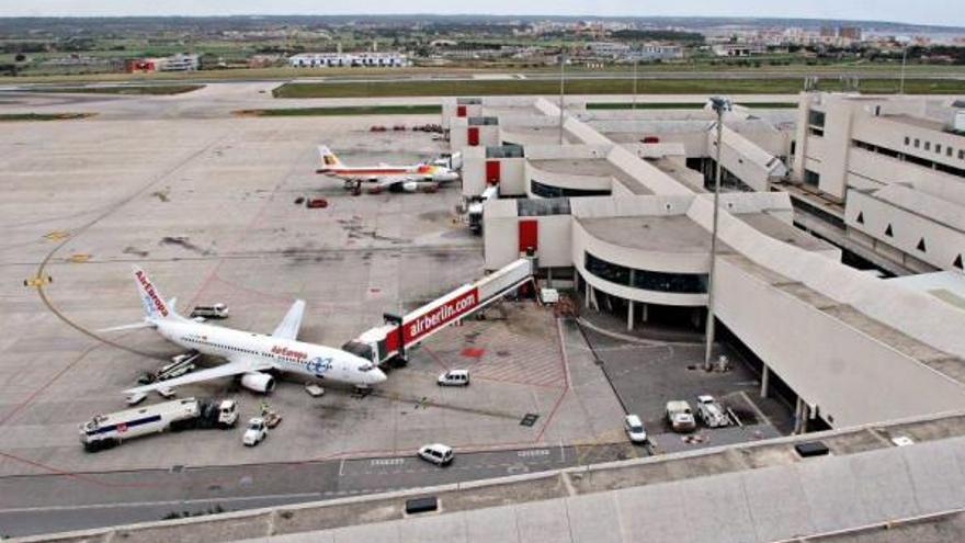 Los aviones pidieron permiso para desviarse a Eivissa y Menorca tras abortar el aterrizaje en Son Sant Joan por el mal tiempo.