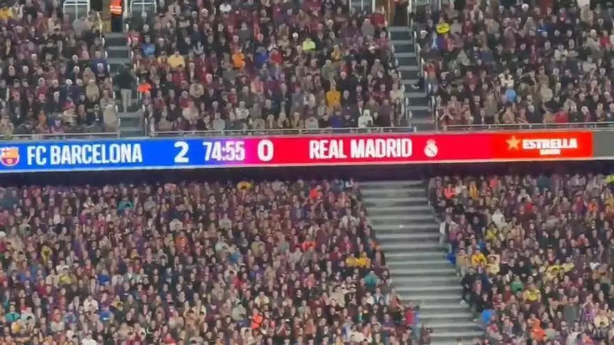 Cánticos de 'Campeones, campeones' en el Camp Nou en el tramo final del partido