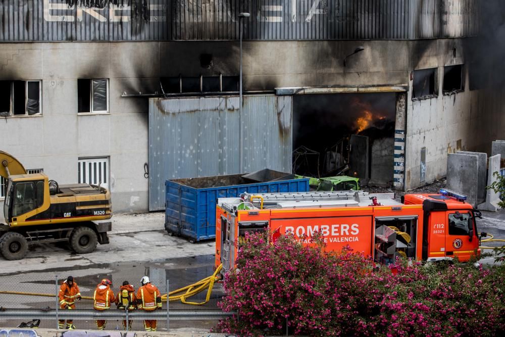 Incendio en una empresa del Polígono Industrial la Fillola, en Aldaia