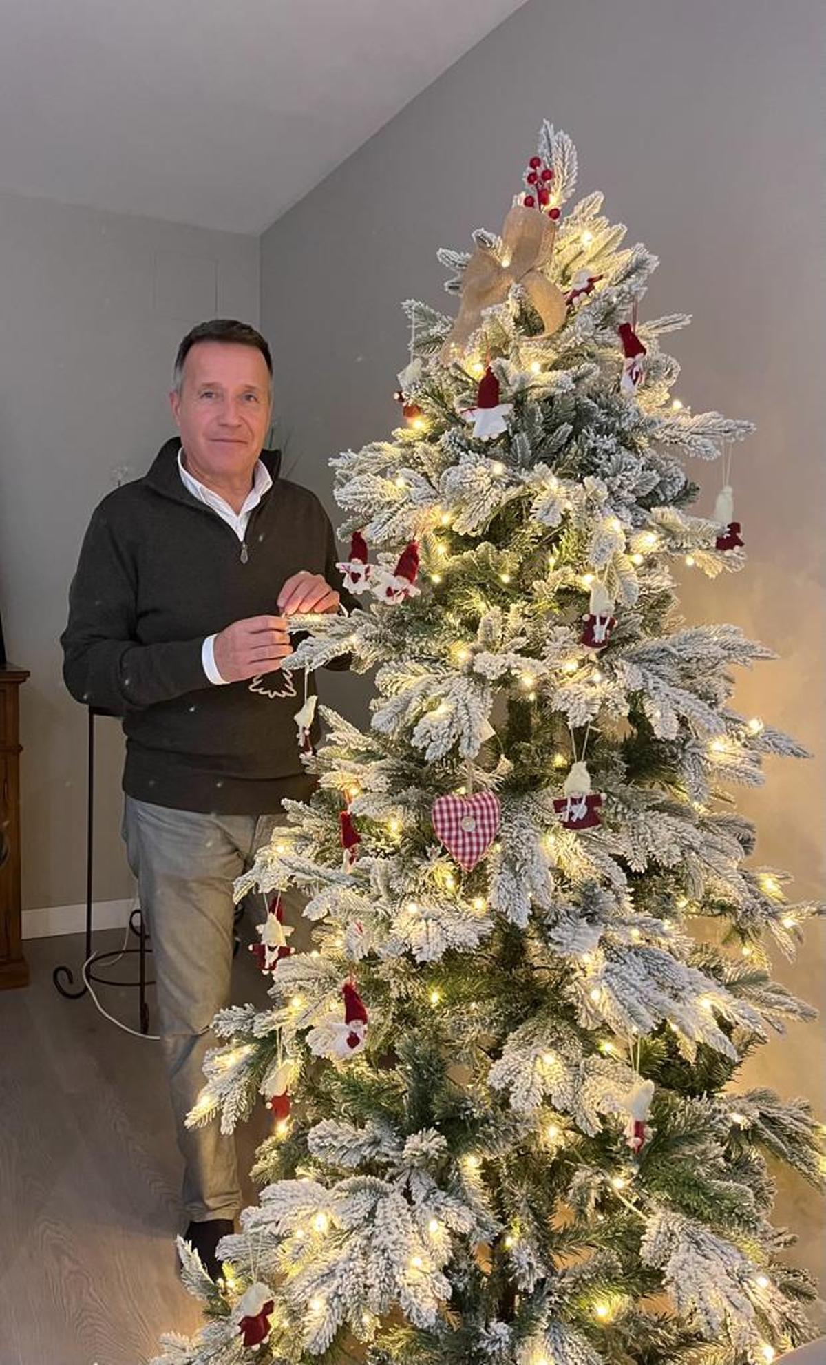 El alcalde de Burriana, junto a un árbol de Navidad.