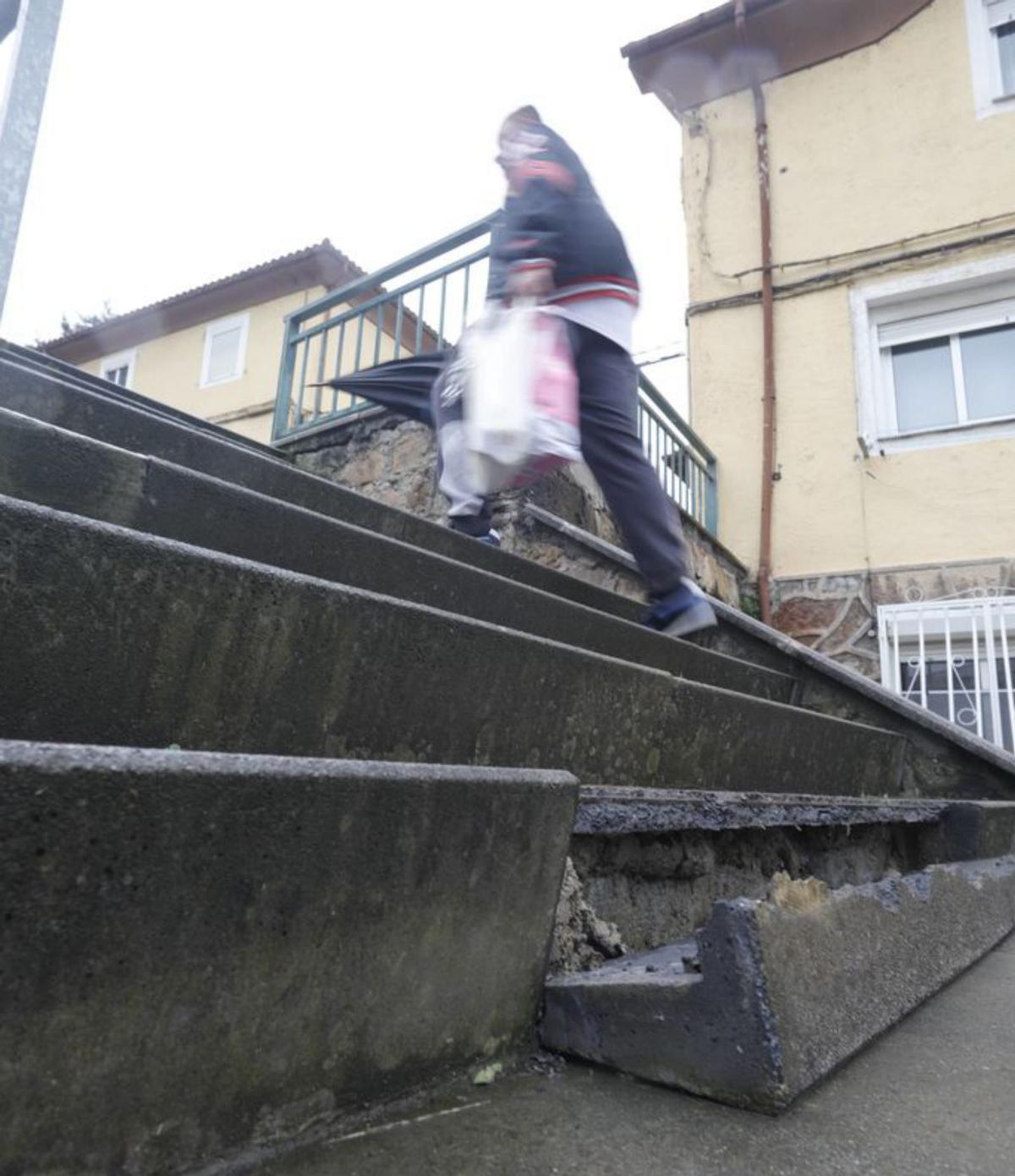 El estado de las escaleras en la zona de La Goleta. | R.S.