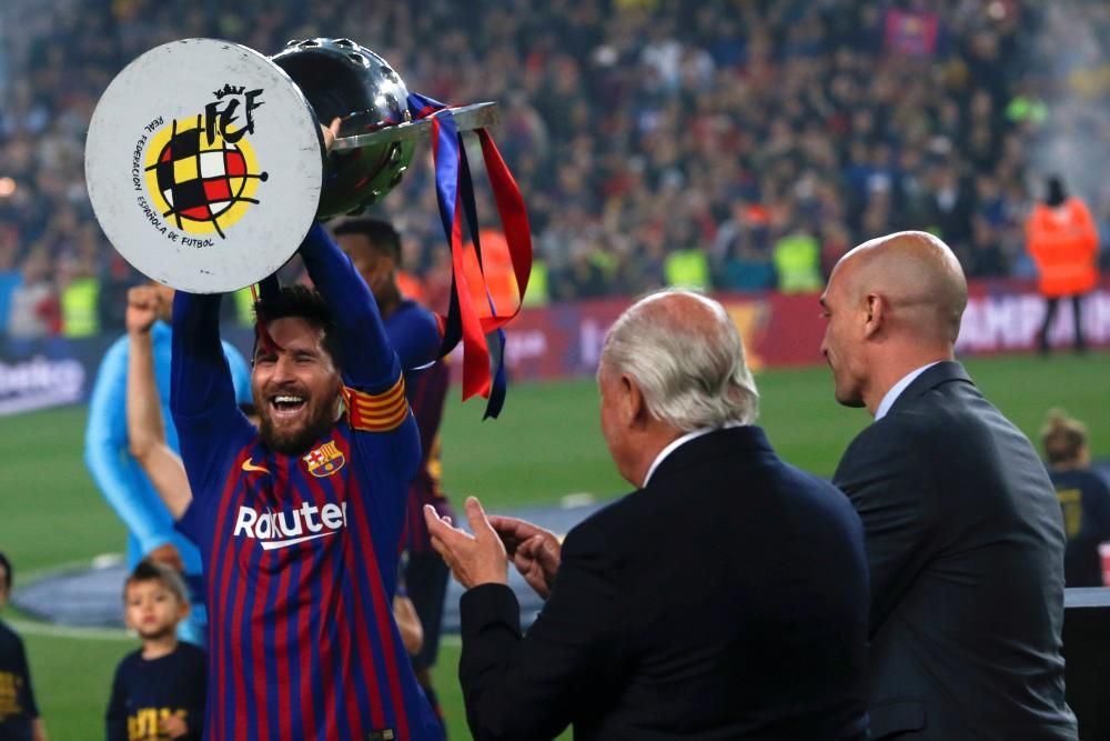 Los jugadores del Barcelona celebran el título.