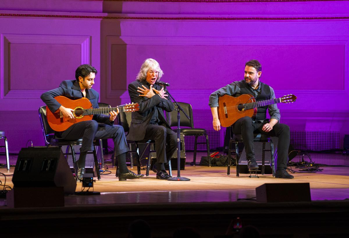De izda. a dcha.: Yerai Cortés, José Mercé y Dani de Morón durante la gala homenaje del festival Paco de Lucía Legacy en Nueva York.
