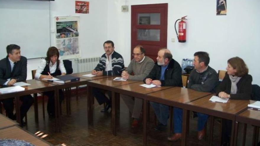 Empresarios, alcaldes y agentes de Desarrollo en la reunión de ayer en Miranda.