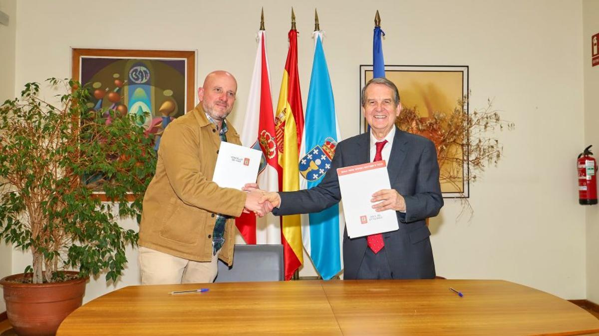 Carlos Domínguez «Pity» y Abel Caballero, con el convenio de O Marisquiño.