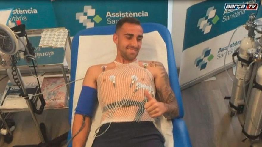 Paco Alcácer pasando la revisión médica con el Barcelona.