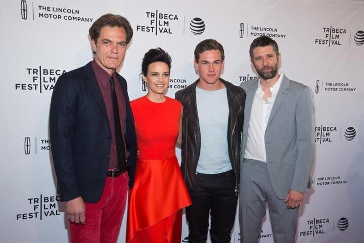 Michael Shannon, Carla Gugin, Taylor John Smith y Bart Freundlich, en el estreno de Wolves en el Festival de Cine de Tribeca.